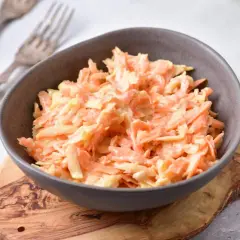 Pyszna surówka z marchewki z majonezem, idealna do obiadu.