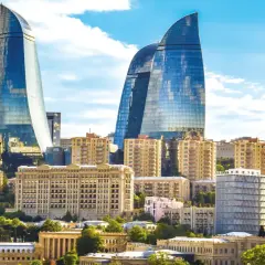 Nowoczesne wieżowce Flame Towers w Baku, symbolizujące rozwój i bezpieczeństwo Azerbejdżanu, na tle błękitnego nieba.
