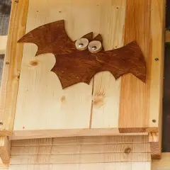 Ein selbstgebauter Fledermauskasten mit süßer Fledermaus-Deko. Perfekt für den Garten, um Fledermäuse anzulocken.