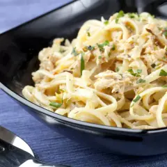 Makaron z mięsem z rosołu, posypany natką pietruszki. Świetny pomysł na wykorzystanie resztek!