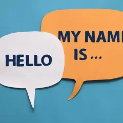Dwie dymki: biała z napisem "HELLO" i pomarańczowa z "MY NAME IS...". Idealne do nauki angielskich imion męskich.