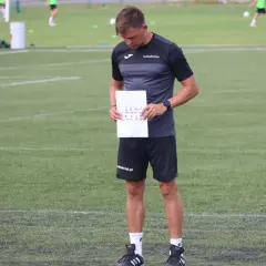 Trener analizuje schemat ruchów na boisku, przygotowując test matthiasa.
