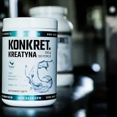 Biały słoik z napisem "KONKRET. KREATYNA" i grafiką wody. To suplement diety, jaka kreatyna dla Ciebie?