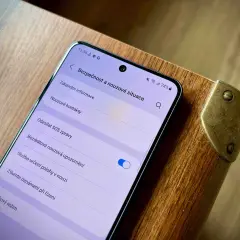 Ustawienia telefonu Samsung: włączony alarm sos, opcje bezpieczeństwa i sytuacji awaryjnych.