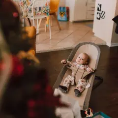 Söt bebis i en beemoo babysitter, redo för lek eller en tupplur.