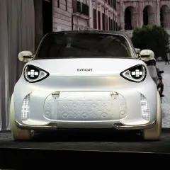 La nuova smart #2, un'auto elettrica dal design futuristico, si presenta con fari a LED luminosi e un frontale unico.