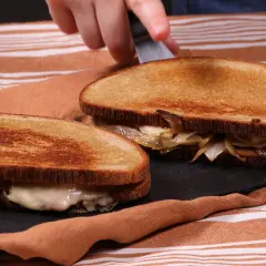 Deux croque montagnards gourmands, pain grillé, fromage fondant et oignons caramélisés. Un délice réconfortant.