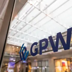Logo GPW na szkle. Zastanawiasz się, w co inwestować na giełdzie? To miejsce może być odpowiedzią.