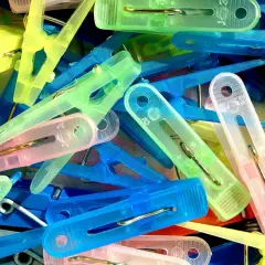 Kolorowe spinacze do prania, które mogą pomóc w odświeżeniu zżółkniętego plastiku.