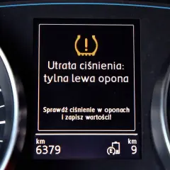 Kontrolka ciśnienia w oponach świeci, informując o utracie ciśnienia w tylnej lewej oponie. Czy można jeździć bez czujników ciśnienia w oponach? Lepiej sprawdzić ciśnienie.