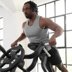 Mann trainiert mit dem Gerät für Inverted Rows.