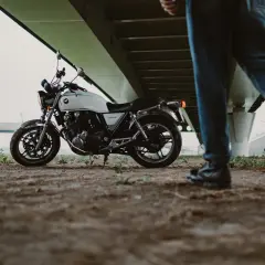 Motocykl Honda CB1100 pod mostem. Idealny do kategorii A2 prawo jazdy, jaką pojemność?