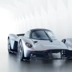 Srebrny Aston Martin Valkyrie, supersamochód o futurystycznym designie, prezentuje swoje aerodynamiczne linie w minimalistycznym wnętrzu.