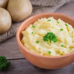 Pyszne, kremowe puree ziemniaczane, idealne do obiadu. Zobacz, jak zrobić puree krok po kroku!