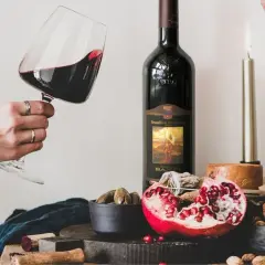 Un bicchiere di Brunello di Montalcino, pronto per essere gustato con formaggio e frutta secca. Perfetti abbinamenti per un'esperienza sensoriale.