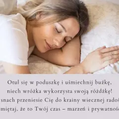 Kobieta śpi, otulona poduszką. Wiersze wzruszające do łez, które przenoszą w krainę marzeń i prywatności.