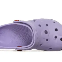 Liliowy croslite z otworami, idealny na lato. Wygodne i lekkie, jak chmurka.