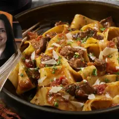 Un plato de fideos con carne, cubierto con queso rallado y perejil. Una mujer sonríe en un círculo superpuesto.