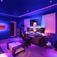 Estudio de música con **plafón led colores** vibrantes, guitarras, equipo de sonido y pantallas.