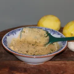 Krämig sås till lamm med citron och vitlök. Perfekt för att lyfta smaken på din lammstek.