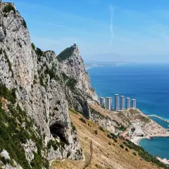 Gibraltar: skaliste wybrzeże, nowoczesne budynki i morze. Tu można poczuć zapach historii i zobaczyć, jak rozwija się Gibraltar, gdzie waluta jest powiązana z funtem brytyjskim.