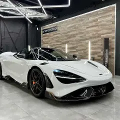 Biały McLaren 720S Spider po profesjonalnym detailing samochodowy, lśniący w studio.