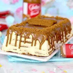 Deliciosa tarta de la abuela con crema y galletas, cubierta de chocolate y virutas de galleta. ¡Un postre irresistible!