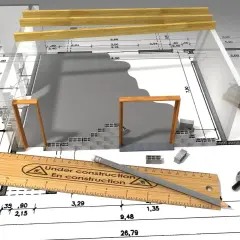 Plans de construction, outils et matériaux suggèrent un projet en cours, mais le panneau "En construction" et la règle indiquent que le permis de construire annulé a stoppé net les travaux.