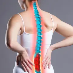 Kobieta odczuwa ból pleców, który może być jednym z objawów osteoporozy. Kręgosłup zaznaczony na czerwono.