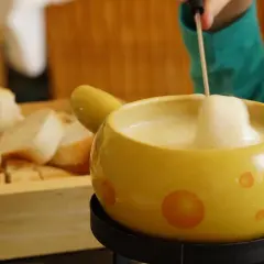Un délicieux fondue suisse fromage crémeux, prêt à être dégusté avec du pain croustillant.