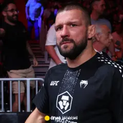 Wojownik UFC wchodzi na ring, tłum szaleje. To emocjonujące UFC w Polsce!