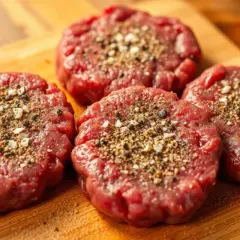 Sekret soczystego burgera: Przyprawianie mięsa krok po kroku.