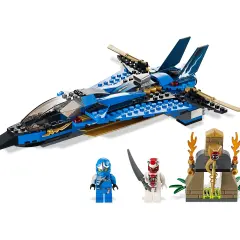 Niebieski myśliwiec z zestawu lego 9442, dwaj wojownicy Ninjago i kamienna konstrukcja z płomieniami.