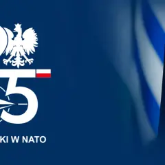 25 lat Polski w NATO. Orzeł Biały i gwiazda NATO symbolizują partnerstwo dla pokoju i bezpieczeństwa.