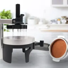 En nålfördelare för kaffe mal, som hjälper till att jämna ut kaffepulvret för en perfekt espresso.