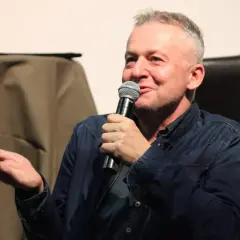 Mężczyzna z mikrofonem, opowiadający o tym, w jakich filmach grał Linda.