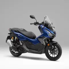 Scooter azul Honda ADV 160 con parabrisas alto y asiento negro, lista para la aventura.