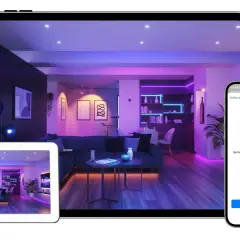 Una casa inteligente con luces de ambiente moradas y azules, controlada por Siri. El atajo "Luces modo película" se ha añadido.