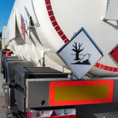 Gefahrgutkennzeichen am Tankwagen: Umweltgefährdend (Fisch/Baum) und entzündlich. Die ggvs bedeutung ist klar: Vorsicht bei Transport!