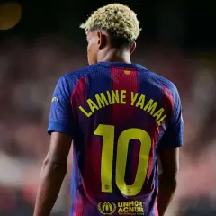 Piłkarz Lamine Yamal w koszulce FC Barcelony z numerem 10.