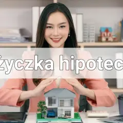 Uśmiechnięta kobieta chroni dłońmi model domu, symbolizując bezpieczeństwo i marzenia o własnym lokum. Pożyczka hipoteczna może pomóc je zrealizować.