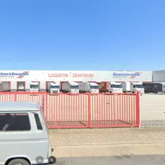 LKW-Flotte vor dem Logistikzentrum der Hartmann Spedition & Logistik AG.