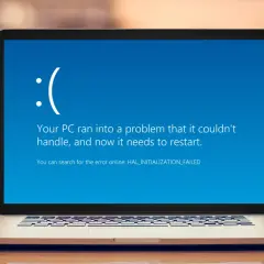 Niebieski ekran w laptopie z błędem HAL_INITIALIZATION_FAILED. Komputer wymaga restartu.