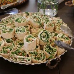 Roladki z tortilli z ziołami i serem, pyszna kuchnia ormiańska.
