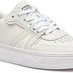 Sneaker Lacoste blanche, style décontracté, taille 3. Le logo du crocodile est discret sur le côté.