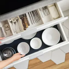 Uporządkowane szuflady w kuchni: sztućce, naczynia i akcesoria. Perfekcyjna organizacja ułatwia codzienne gotowanie.