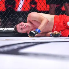 Zawodniczka MMA leży na macie, z grymasem na twarzy. Czy ma tyle lat, ile ostry od czajnika?