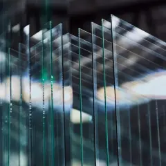 Szyby ułożone w stos, tworzące efektowną, geometryczną kompozycję. To pakiet szybowy 4/18/4/18/4, gotowy do montażu.