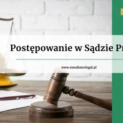 Waga, młotek sędziowski i kask budowlany symbolizują prawo pracy. Dowiedz się, ile czasu ma sąd pracy na wyznaczenie terminu rozprawy.