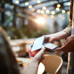 Klient płaci kartą z telefonu zbliżeniowo przy terminalu. Szybko i wygodnie.